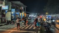 Suasana Khusyuk Tarawih di Kediri, Polisi Siaga Amankan Ibadah