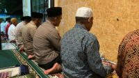 Polri Dekat dengan Umat: Kapolsek Kediri Tarawih Bersama Warga