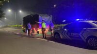 Sigap! Polisi Lombok Barat Bantu Pengendara Truk Pecah Ban Saat Patroli