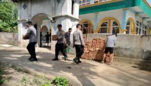 Polri Dekat Masyarakat: Polsek Sekotong Adakan Aksi Sosial di Taman Sejati