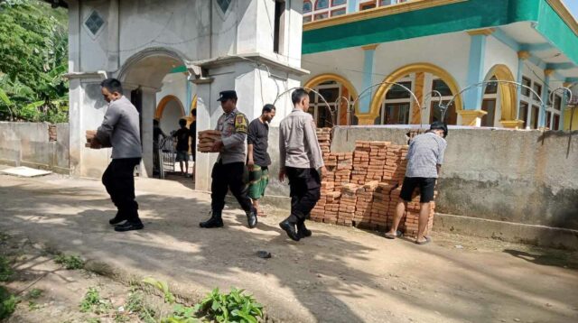 Polri Dekat Masyarakat: Polsek Sekotong Adakan Aksi Sosial di Taman Sejati