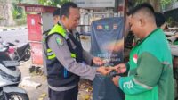 Lombok Barat, NTB – Kepolisian Resor Lombok Barat (Polres Lobar) menunjukkan komitmennya dalam menjaga kesehatan dan kesejahteraan Masyarakat. Khususnya para pengemudi ojek online (ojol), melalui kegiatan pemeriksaan kesehatan dan pemberian vitamin gratis. Inisiatif SI DOKKES Polres Lombok Barat Kapolres Lombok Barat, Polda NTB, AKBP Yasmara Harahap, S.I.K., melalui Kepala Bagian Sumber Daya Manusia (Kabag SDM), AKP Dewi Komalasari, S.H., mengatakan bahwa program pemeriksaan kesehatan gratis ini diinisiasi oleh Bidang Kedokteran dan Kesehatan (Dokkes) Polres Lombok Barat. Dengan fokus utama pada kelompok masyarakat yang memiliki mobilitas tinggi dan rentan terhadap berbagai risiko kesehatan. "Kami ingin memastikan bahwa para pengemudi ojek online, sebagai salah satu garda terdepan perekonomian digital, tetap dalam kondisi prima," ujar Kepala Bagian Sumber Daya Manusia (Kabag SDM) Polres Lombok Barat, AKP Dewi Komalasari, S.H. Kegiatan ini secara spesifik dilaksanakan pada Kamis (12/6/2025), dipusatkan di area yang mudah dijangkau oleh para pengemudi ojek online di wilayah Lombok Barat. Antusiasme terlihat dari kehadiran para peserta yang berbondong-bondong untuk memeriksakan kondisi kesehatan mereka. Manfaat Langsung bagi Pengemudi Ojek Online Dalam kegiatan ini, para pengemudi ojek online mendapatkan beragam layanan kesehatan, termasuk pemeriksaan tekanan darah, cek gula darah, serta konsultasi kesehatan singkat dengan tenaga medis dari Dokkes Polres Lombok Barat. Selain itu, mereka juga diberikan suplemen vitamin untuk menjaga daya tahan tubuh, terutama mengingat intensitas kerja yang tinggi di jalan raya. "Kami sangat terbantu dengan adanya program seperti ini. Kadang kami tidak sempat memeriksakan kesehatan karena sibuk bekerja," tutur salah satu pengemudi ojek online yang enggan disebutkan namanya. "Pemberian vitamin juga sangat bermanfaat, apalagi di musim pancaroba seperti sekarang." Target dan Dampak Positif Pada kesempatan ini, Polres Lombok Barat menargetkan setidaknya 25 orang pengemudi ojek online dapat terlayani. Angka ini diharapkan dapat terus meningkat pada kegiatan serupa di masa mendatang. AKP Dewi Komalasari menambahkan bahwa target 25 orang ini adalah awal. “Kami berharap kegiatan ini dapat menjadi agenda rutin dan menjangkau lebih banyak lapisan masyarakat di kemudian hari,” imbuhnya. Inisiatif seperti ini tidak hanya mencerminkan peran kepolisian dalam menjaga keamanan dan ketertiban, tetapi juga menunjukkan kepedulian terhadap aspek kesehatan dan kesejahteraan sosial. Dengan kondisi fisik yang prima, para pengemudi ojek online diharapkan dapat menjalankan profesi mereka dengan lebih optimal, yang pada akhirnya akan berdampak positif pada stabilitas ekonomi lokal. Komitmen Polres Lombok Barat untuk Masyarakat Kegiatan bakti kesehatan ini merupakan salah satu dari sekian banyak program sosial yang digalakkan oleh Polres Lombok Barat. Komitmen untuk selalu hadir dan memberikan pelayanan terbaik kepada masyarakat adalah pijakan utama. Melalui program SI DOKKES, Polres Lombok Barat berharap dapat terus berkontribusi dalam menciptakan masyarakat yang sehat dan produktif. "Ini adalah wujud nyata kepedulian kami terhadap masyarakat. Kami ingin Polri tidak hanya dilihat sebagai penegak hukum, tetapi juga sebagai sahabat masyarakat yang peduli terhadap kesejahteraan mereka," pungkas AKP Dewi Komalasari. Dengan berlanjutnya program-program kemanusiaan seperti ini, diharapkan sinergi antara kepolisian dan masyarakat dapat semakin erat. Menciptakan lingkungan yang lebih aman, sehat, dan sejahtera bagi seluruh warga Lombok Barat.
