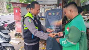 Lombok Barat, NTB – Kepolisian Resor Lombok Barat (Polres Lobar) menunjukkan komitmennya dalam menjaga kesehatan dan kesejahteraan Masyarakat. Khususnya para pengemudi ojek online (ojol), melalui kegiatan pemeriksaan kesehatan dan pemberian vitamin gratis. Inisiatif SI DOKKES Polres Lombok Barat Kapolres Lombok Barat, Polda NTB, AKBP Yasmara Harahap, S.I.K., melalui Kepala Bagian Sumber Daya Manusia (Kabag SDM), AKP Dewi Komalasari, S.H., mengatakan bahwa program pemeriksaan kesehatan gratis ini diinisiasi oleh Bidang Kedokteran dan Kesehatan (Dokkes) Polres Lombok Barat. Dengan fokus utama pada kelompok masyarakat yang memiliki mobilitas tinggi dan rentan terhadap berbagai risiko kesehatan. "Kami ingin memastikan bahwa para pengemudi ojek online, sebagai salah satu garda terdepan perekonomian digital, tetap dalam kondisi prima," ujar Kepala Bagian Sumber Daya Manusia (Kabag SDM) Polres Lombok Barat, AKP Dewi Komalasari, S.H. Kegiatan ini secara spesifik dilaksanakan pada Kamis (12/6/2025), dipusatkan di area yang mudah dijangkau oleh para pengemudi ojek online di wilayah Lombok Barat. Antusiasme terlihat dari kehadiran para peserta yang berbondong-bondong untuk memeriksakan kondisi kesehatan mereka. Manfaat Langsung bagi Pengemudi Ojek Online Dalam kegiatan ini, para pengemudi ojek online mendapatkan beragam layanan kesehatan, termasuk pemeriksaan tekanan darah, cek gula darah, serta konsultasi kesehatan singkat dengan tenaga medis dari Dokkes Polres Lombok Barat. Selain itu, mereka juga diberikan suplemen vitamin untuk menjaga daya tahan tubuh, terutama mengingat intensitas kerja yang tinggi di jalan raya. "Kami sangat terbantu dengan adanya program seperti ini. Kadang kami tidak sempat memeriksakan kesehatan karena sibuk bekerja," tutur salah satu pengemudi ojek online yang enggan disebutkan namanya. "Pemberian vitamin juga sangat bermanfaat, apalagi di musim pancaroba seperti sekarang." Target dan Dampak Positif Pada kesempatan ini, Polres Lombok Barat menargetkan setidaknya 25 orang pengemudi ojek online dapat terlayani. Angka ini diharapkan dapat terus meningkat pada kegiatan serupa di masa mendatang. AKP Dewi Komalasari menambahkan bahwa target 25 orang ini adalah awal. “Kami berharap kegiatan ini dapat menjadi agenda rutin dan menjangkau lebih banyak lapisan masyarakat di kemudian hari,” imbuhnya. Inisiatif seperti ini tidak hanya mencerminkan peran kepolisian dalam menjaga keamanan dan ketertiban, tetapi juga menunjukkan kepedulian terhadap aspek kesehatan dan kesejahteraan sosial. Dengan kondisi fisik yang prima, para pengemudi ojek online diharapkan dapat menjalankan profesi mereka dengan lebih optimal, yang pada akhirnya akan berdampak positif pada stabilitas ekonomi lokal. Komitmen Polres Lombok Barat untuk Masyarakat Kegiatan bakti kesehatan ini merupakan salah satu dari sekian banyak program sosial yang digalakkan oleh Polres Lombok Barat. Komitmen untuk selalu hadir dan memberikan pelayanan terbaik kepada masyarakat adalah pijakan utama. Melalui program SI DOKKES, Polres Lombok Barat berharap dapat terus berkontribusi dalam menciptakan masyarakat yang sehat dan produktif. "Ini adalah wujud nyata kepedulian kami terhadap masyarakat. Kami ingin Polri tidak hanya dilihat sebagai penegak hukum, tetapi juga sebagai sahabat masyarakat yang peduli terhadap kesejahteraan mereka," pungkas AKP Dewi Komalasari. Dengan berlanjutnya program-program kemanusiaan seperti ini, diharapkan sinergi antara kepolisian dan masyarakat dapat semakin erat. Menciptakan lingkungan yang lebih aman, sehat, dan sejahtera bagi seluruh warga Lombok Barat.