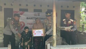 Lombok Barat, NTB – Dalam rangka menyambut Hari Bhayangkara ke-79 yang jatuh pada 1 Juli 2025, Polsek Sekotong, Polres Lombok Barat, Polda NTB, menggelar kegiatan bakti sosial di Dusun Bertong, Desa Cendimanik, Kecamatan Sekotong, Kabupaten Lombok Barat, pada Selasa (24/6/2025). A cara yang berlangsung mulai pukul 08.30 WITA ini menjadi wujud nyata kepedulian Polri terhadap masyarakat, khususnya mereka yang membutuhkan. Semangat Kebersamaan dalam Pengabdian Kegiatan bakti sosial ini dihadiri langsung oleh Kapolsek Sekotong IPTU I Ketut Suriarta, S.H., M.I.Kom., didampingi Kanit Binmas Polsek Sekotong AIPDA I Komang Sunantara, Ps. Kasium Polsek Sekotong AIPDA Amala, serta Bhabinkamtibmas Desa Cendimanik AIPDA Saepul Rahman. Sejumlah personel Polsek Sekotong turut hadir, berbaur dengan hangat bersama warga Dusun Bertong, Desa Cendimanik. Menurut IPTU I Ketut Suriarta, kegiatan ini adalah bagian dari komitmen Polri untuk selalu hadir di tengah masyarakat. "Bakti sosial ini merupakan bentuk pengabdian dan kepedulian kami dari Polsek Sekotong terhadap masyarakat, terutama bagi saudara-saudara kita penyandang disabilitas fisik, lumpuh, dan tunanetra," ujarnya. "Kami ingin mempererat hubungan antara Polri dan masyarakat, khususnya di Dusun Bertong ini." Bantuan Kursi Roda dan Sembako untuk Warga Disabilitas Fokus utama dari bakti sosial kali ini adalah memberikan dukungan kepada warga yang mengalami disabilitas. Dalam kesempatan tersebut, Polsek Sekotong menyerahkan bantuan berupa kursi roda dan sembako. Salah satu penerima bantuan adalah Saudara Hamdani, seorang remaja berusia 15 tahun, putra dari Bapak Mahyun dan Ibu Salmah, warga Dusun Bertong. Penyerahan bantuan ini diharapkan dapat meringankan beban dan meningkatkan kualitas hidup para penerima manfaat. Kursi roda yang diberikan akan mempermudah mobilitas Hamdani dalam beraktivitas sehari-hari, sementara bantuan sembako diharapkan dapat memenuhi kebutuhan dasar keluarga. Memupuk Sinergi dan Toleransi Menjelang Hari Bhayangkara ke-79 Kegiatan bakti sosial ini merupakan salah satu rangkaian penting dalam menyambut Hari Bhayangkara ke-79. Melalui kegiatan semacam ini, Polsek Sekotong tidak hanya menunjukkan komitmennya dalam menjaga keamanan dan ketertiban, tetapi juga dalam membangun sinergi yang kuat dengan masyarakat. Ini juga menjadi ajang untuk menumbuhkan nilai-nilai toleransi dan kepedulian, terutama terhadap mereka yang rentan dan membutuhkan uluran tangan. "Kami berharap kegiatan seperti ini dapat terus terlaksana dan memberikan dampak positif yang nyata bagi masyarakat," tambah IPTU I Ketut Suriarta. "Ini adalah wujud nyata bahwa Polri selalu ada untuk rakyat, siap melayani, mengayomi, dan melindungi." Kegiatan bakti sosial ini berjalan lancar, aman, dan tertib, berakhir pada pukul 10.15 WITA. Antusiasme warga dan kolaborasi antara Polri dengan masyarakat Dusun Bertong menjadi cerminan eratnya hubungan yang terjalin. Polsek Sekotong terus berkomitmen untuk memberikan pelayanan terbaik dan berkontribusi positif bagi kemajuan serta kesejahteraan masyarakat di wilayah Kecamatan Sekotong.