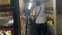 Bhabinkamtibmas Ombe Baru Dorong Ketahanan Pangan Lewat Kunjungan ke Peternak Ayam