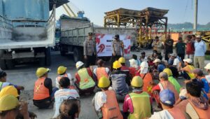 Aksi Sosial Polres Lobar Sentuh Pekerja Pelabuhan Lembar