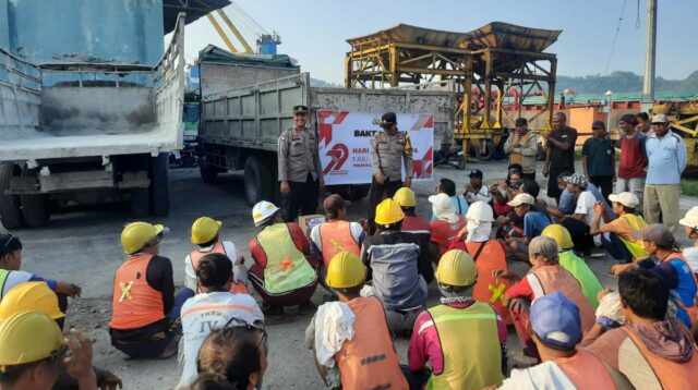 Aksi Sosial Polres Lobar Sentuh Pekerja Pelabuhan Lembar