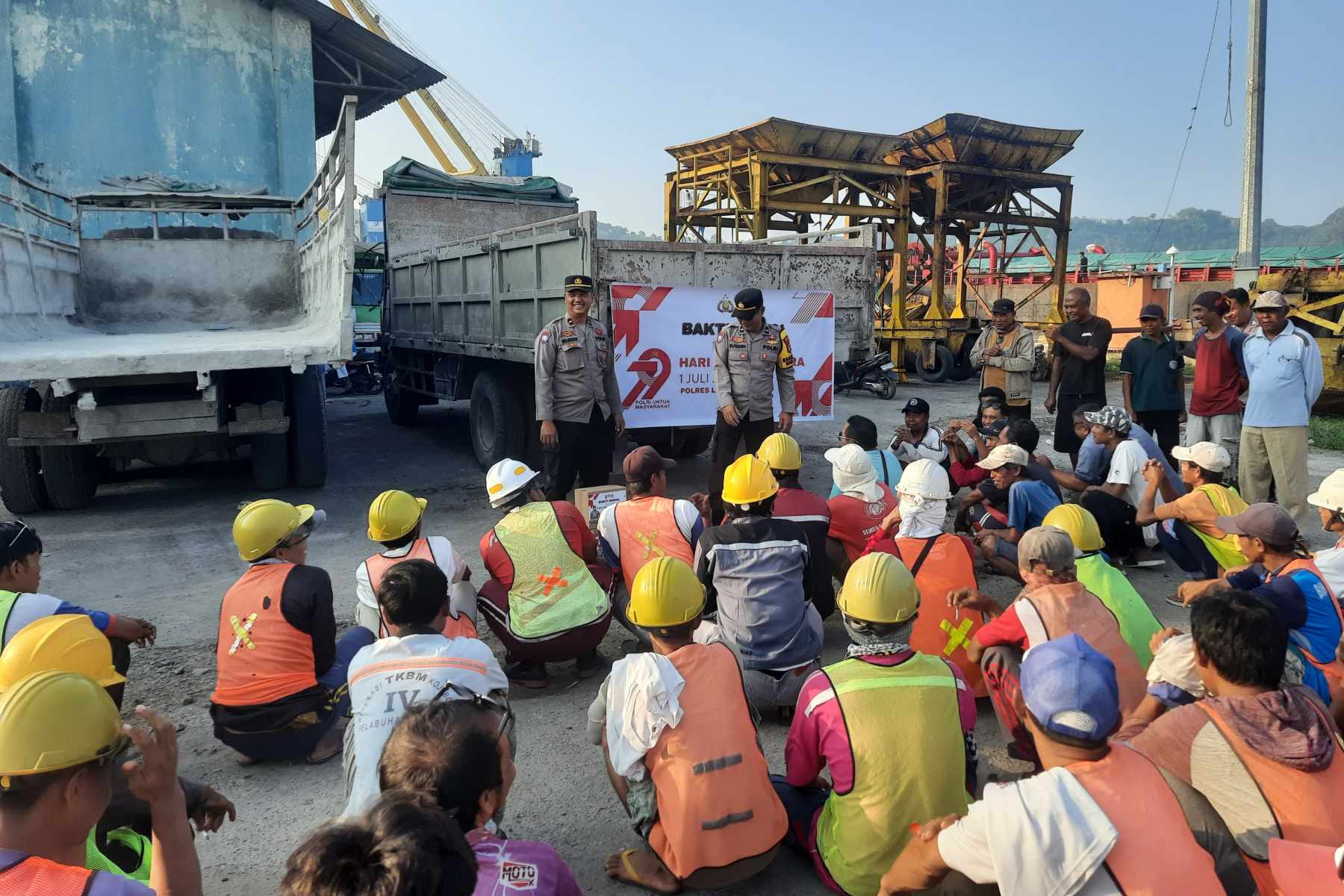 Aksi Sosial Polres Lobar Sentuh Pekerja Pelabuhan Lembar