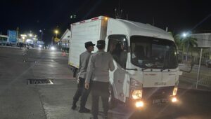 KMP Surya 777 Tiba di Lembar, Polisi Pastikan Proses Bongkaran Aman