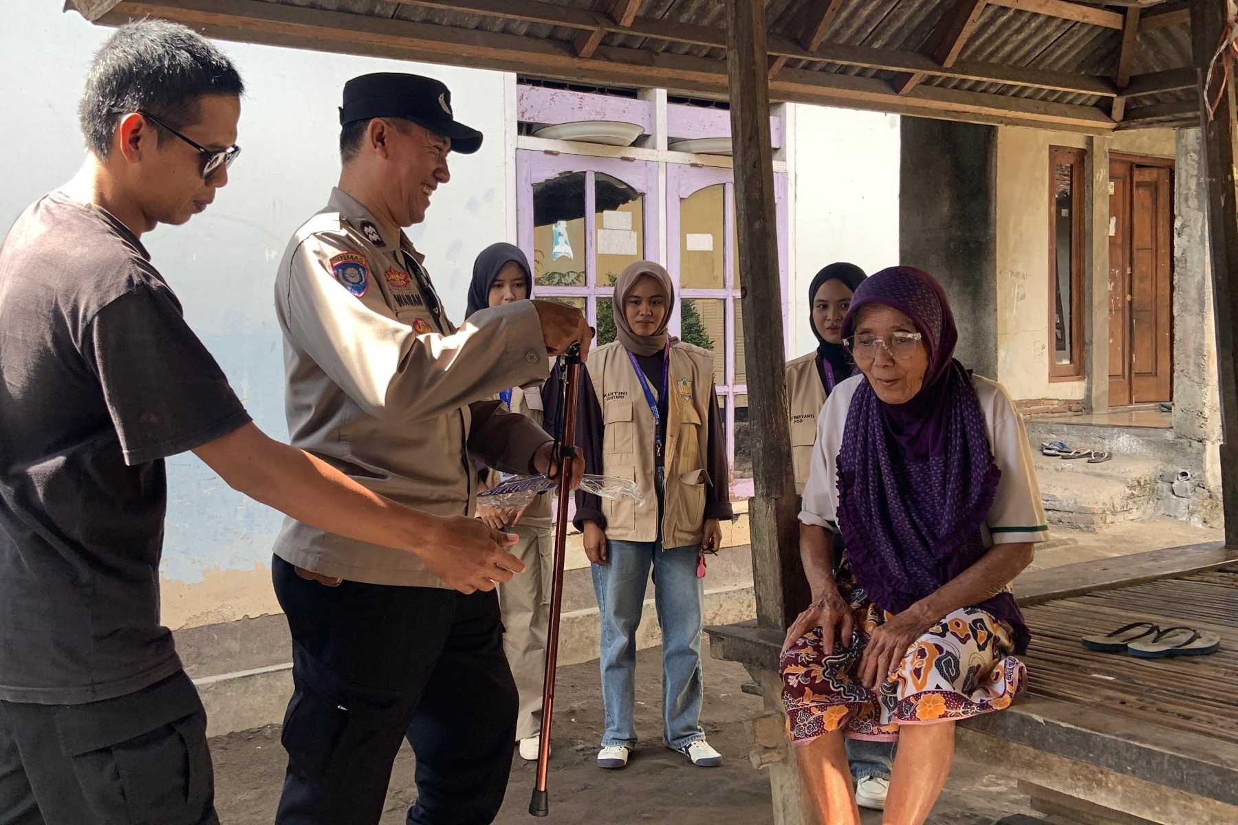 Kemanusiaan dalam Seragam, Polsek Lembar Distribusikan Bantuan Tongkat kepada Warga Disabilitas