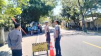 Polsek Lembar Amankan Pemangkasan Pohon di Dusun Batu Samban