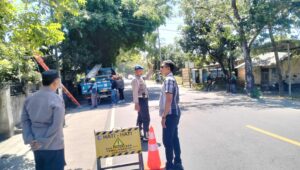 Polsek Lembar Amankan Pemangkasan Pohon di Dusun Batu Samban