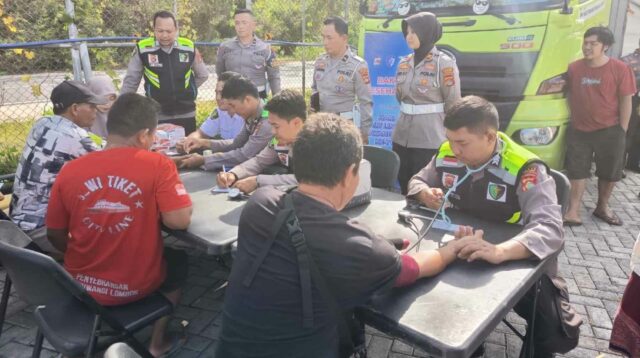 Polres Lombok Barat Gelar Bakti Kesehatan Gratis di Pelabuhan Gilimas Lembar