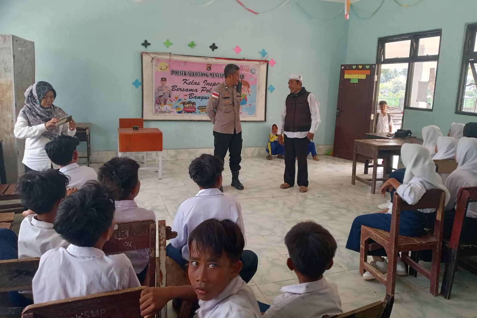 Polsek Sekotong Bangun Karakter Siswa SMPN SATAP 4 Lewat Edukasi Hukum dan Etika