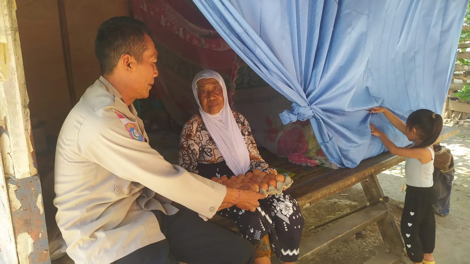 Tak Hanya Amankan Desa, Polisi Sekotong Juga Bantu Warga Lewat Nutrisi Mantap