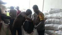 Jaga Kualitas, Polri Bantu Petani Lombok Barat Pipil Jagung
