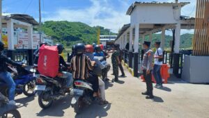 Antisipasi Kerawanan Nataru: Polsek Lembar Cek Dokumen Kendaraan Kapal